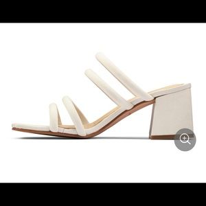 Clarks sheer65 mule in white. Size 8.